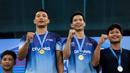 Pasangan atlet loncat indah, Andriyan (tengah kanan) dan Adityo Restu Putra (tengah kiri) mendapatkan medali emas pada nomor menara synchro putra Kejurnas Akuatik 2026 di Stadion Akuatik Gelora Bung Karno, Senayan, Jakarta, Selasa (05/05/2026). (Bola.com/Bagaskara Lazuardi)