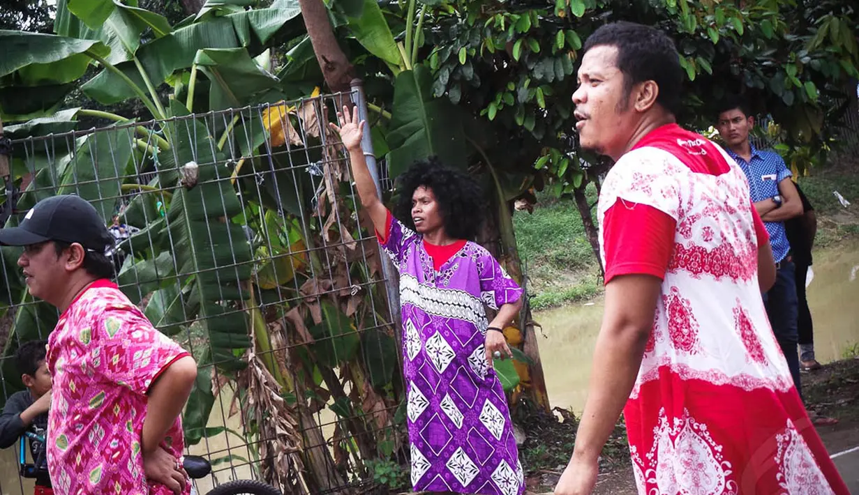 Dalam rangka perayaan HUT Kemerdekaan RI ke-69, warga dikawasan tersebut menyelenggarakan berbagai lomba seperti cabut koin, balap karung, rias wajah, panjang pinang, dan gebuk bantal, Jakarta, Minggu (17/8/14). (Liputan6.com/Faizal Fanani)