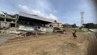 Renovasi Stadion Gelora Kie Raha, Ternate yang akan menjadi kandang Malut United di Liga 1 2024/2025 (Bola.com/Hery Kurniawan)