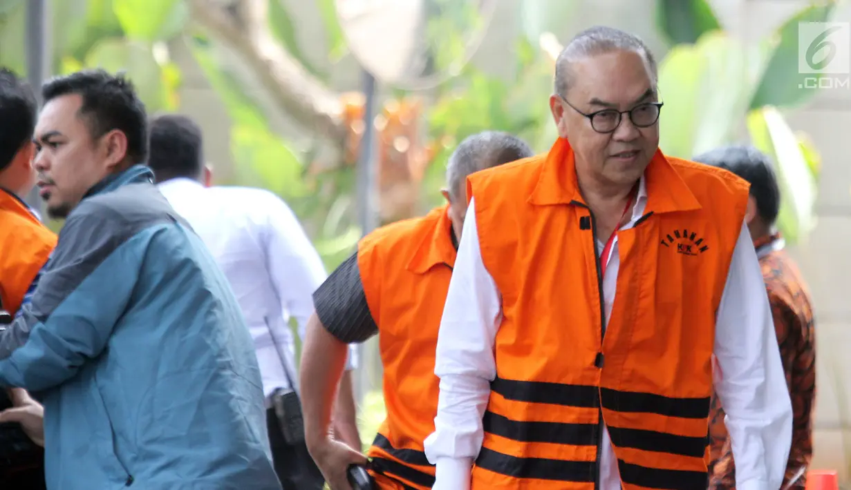 Tersangka selaku pemegang saham Blackgold Natural Resources Limited, Johannes Budisutrisno Kotjo tiba di gedung KPK, Jakarta, Rabu(15/8). Johannes diperiksa terkait proyek kontrak kerja sama pembangunan PLTU Riau-1. (Merdeka.com/Dwi Narwoko)