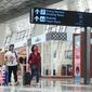 Penumpang tengah berjalan di Terminal 3 Bandara Soetta, Tangerang,  Banten, Selasa (23/11/2021). Sosialisi bertujuan agar masyarakat dapat mulai mempersiapkan diri mengisi perayaan Nataru secara tertib, sehingga tidak menimbulkan klaster Covid-19 yang baru.  (Liputan6.com/Angga Yuniar)