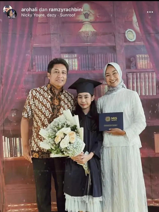6 Momen Alya Rohali Dampingi Wisuda Putri Bungsunya, Kompak Bareng Suami