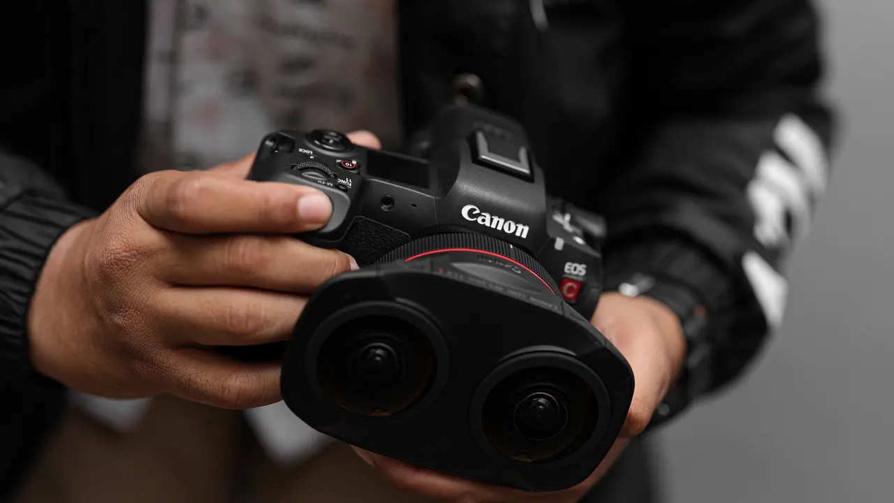 Lensa Canon RF 5.2mm f/2.8L Dual Fisheye