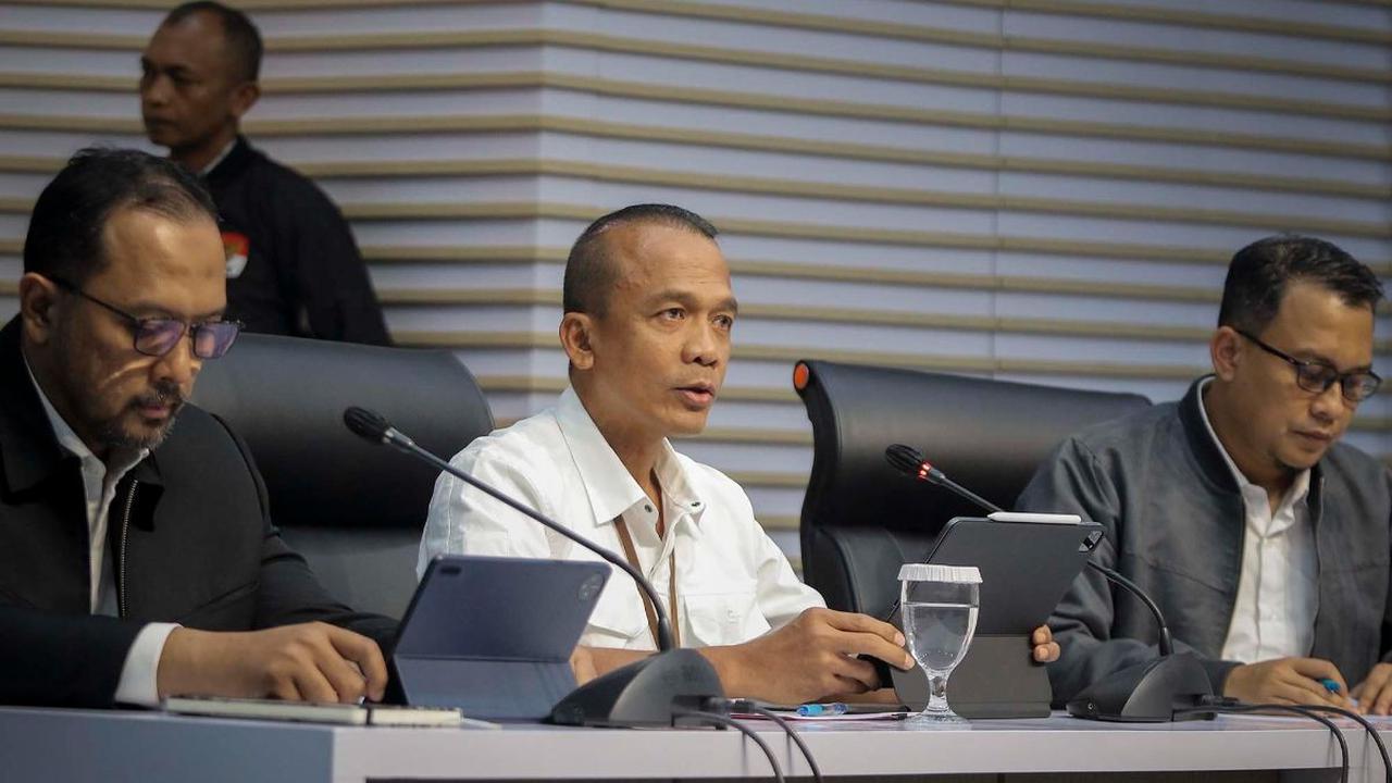 Puji pun turut terlibat dengan akan membantu tidak melanjutkan penyelidikan di pengadaan proyek itu. Adapula komitmen fee antara YSS dan AIW dengan AKDS dan Puji berupa uang senilai ratusan juta rupiah.<br>