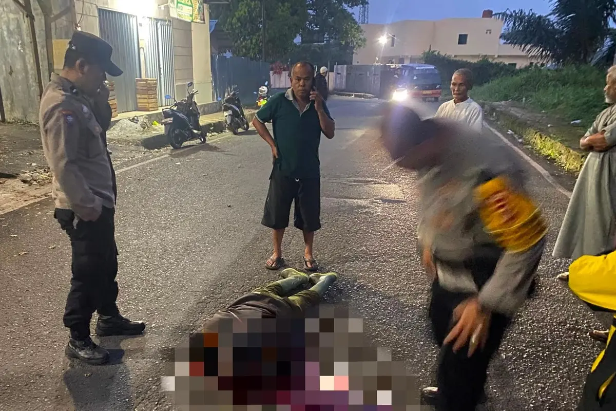 Warga di Jalan Cemerlang, Kampung Cikareo, Kota Sukabumi, digegerkan dengan penemuan sesosok pria yang tewas bersimbah darah di tengah jalan.