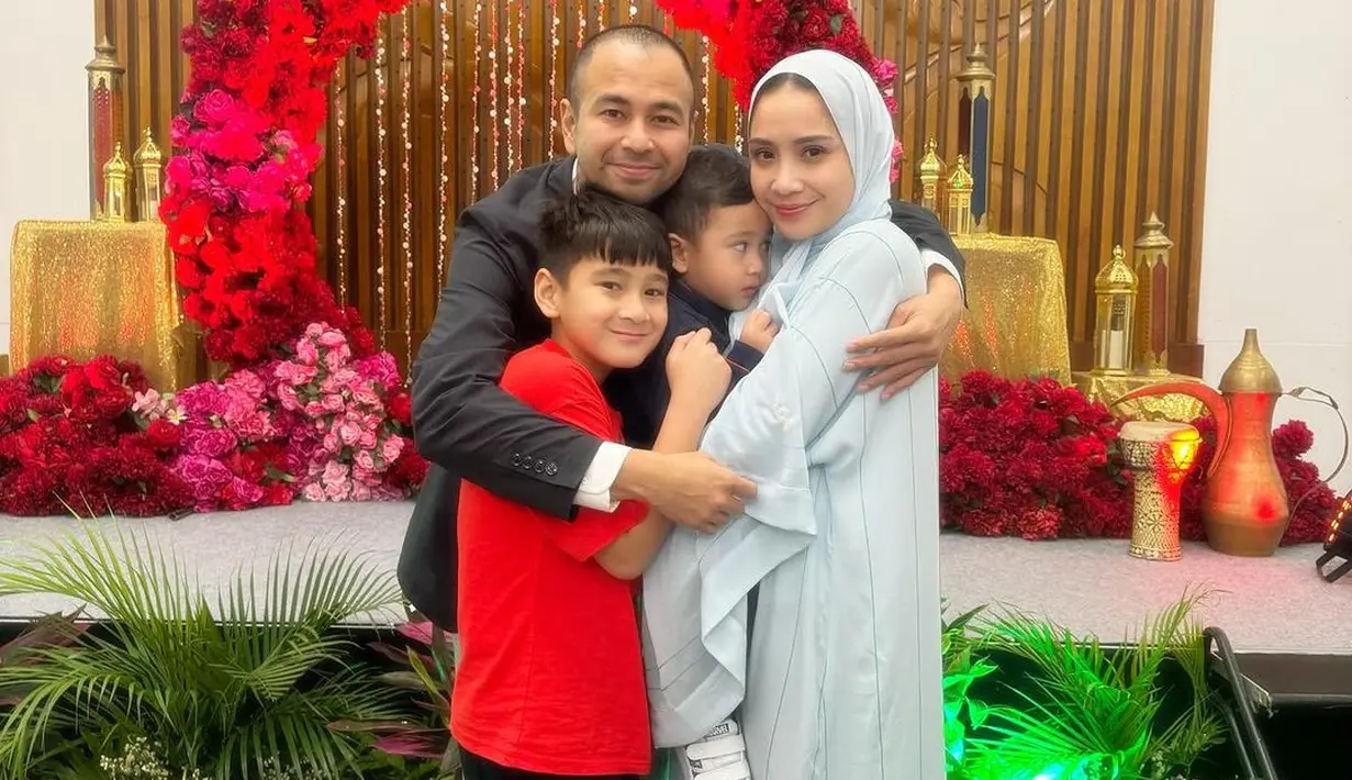 Istri Raffi Ahmad itu kerap mengandalkan hijab model pashmina yang memiliki karakteristik  kain persegi panjang dan lebar.  [@raffinagita1717].