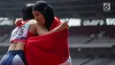 Pelari Indonesia, Tiarani Karisma Evi menghibur lawannya usai meraih medali emas Asian Para Games cabang atletik nomor lari 100 meter T42 / T63 di SUGBK, Jakarta, Rabu (10/10). (Bola.com/Vitalis Yogi Trisna)