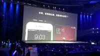CEO Xiaomi Lei Jun, pamer smartphone tanpa bezel bernama Mi Mix di Peking University Gymnasium, Beijing. Liputan6.com/Agustin Setyo Wardani 