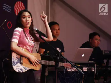 Penampilan penyanyi muda, Sheryl Sheinafia pada acara Vidio Fair 2.0 di Gandaria City, Jakarta, Sabtu (3/11). Selain Sheryl, musisi-musisi papan atas seperti Govinda, Andien dan GIGI juga akan tampil menghibur pengunjung. (Liputan6.com/Herman Zakharia)