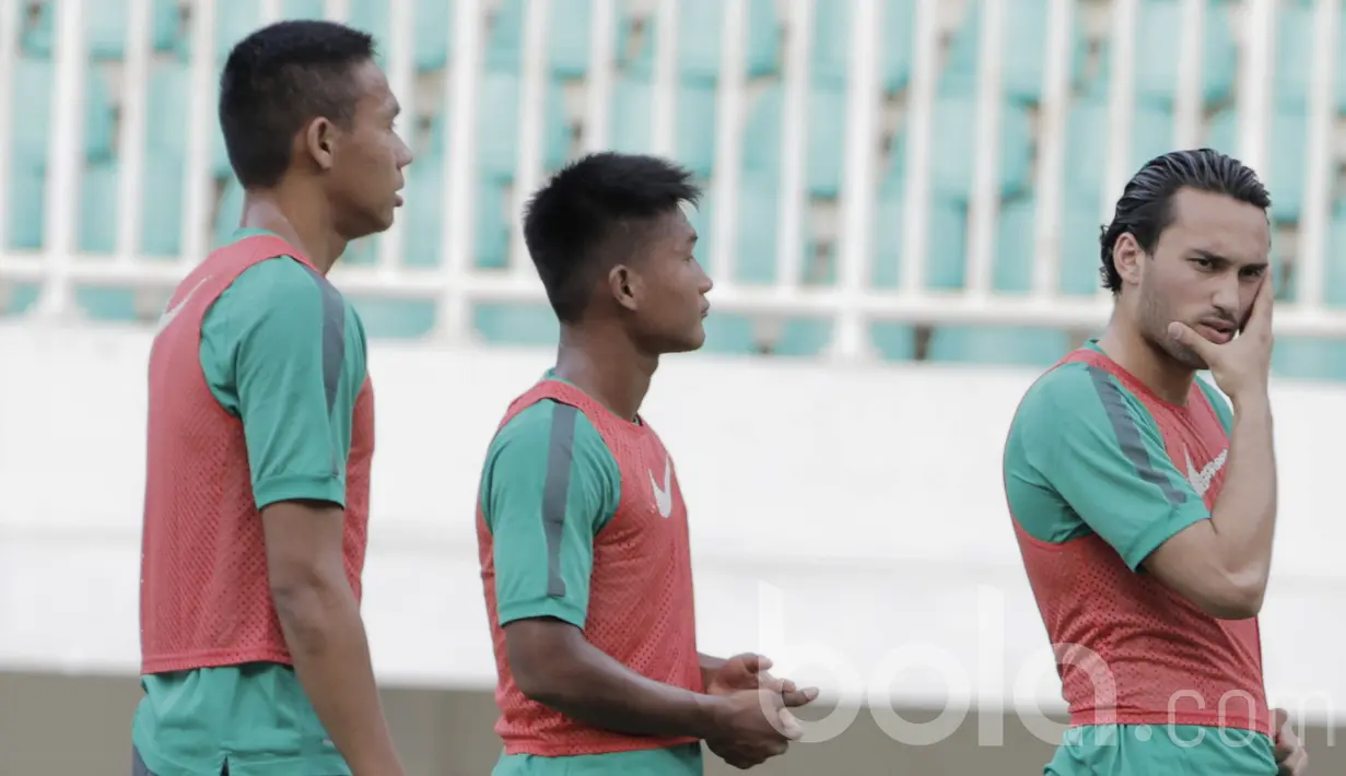 Pemain naturalisasi Timnas Indonesia U-22, Ezra Walian, mengikuti sesi latihan jelang laga kontra Myanmar. Hadirnya pemain Ajax Amsterdam tersebut diharapkan mampu membawa kejayaan sepak bola Indonesia. (Bola.com/M iqbal Ichsan)