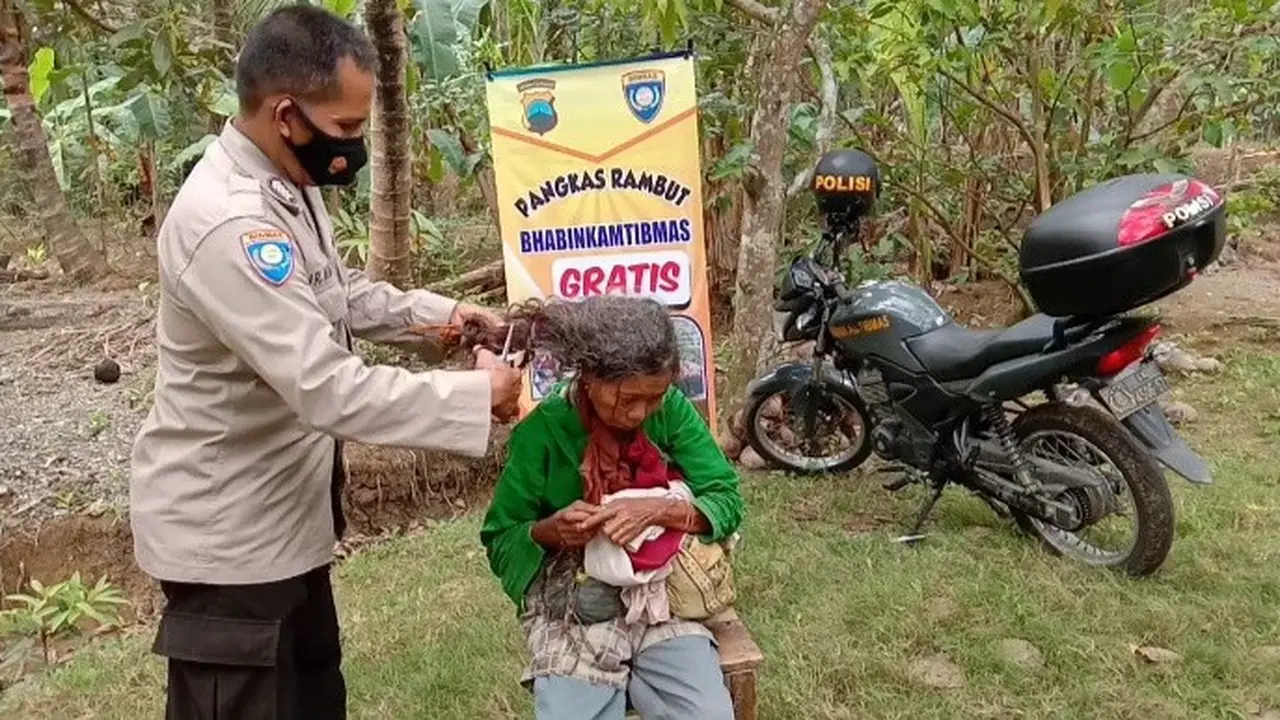 Bahbinkamtibmas Kebumen memotong rambut gimbal nenek Dariah. (Foto: Liputan6.com/Polres Kebumen)