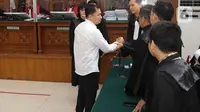AKBP Arif Rahman Arifin, Arifin Rohim berjabat tangan dengan kuasa hukumnya usai menjalani sidang vonis di Pengadilan Negeri Jakarta Selatan, Kamis (23/2/2023). Hakim menjatuhkan vonis pidana penjara 10 bulan terhadap Arif dan pidana denda sebesar Rp 10 juta subsider 3 bulan kurangan. (Liputan6.com/Herman Zakharia)
