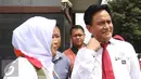 Kuasa hukum Rachmawati Soekarnoputri, Yusril Ihza Mahendra (kanan) saat berada di Mako Brimob Kelapa Dua, Depok, Jawa Barat, Jumat (2/12). (Liputan6.com/Herman Zakharia)