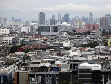 Pemukiman padat penduduk di kawasan Mangga Dua, Pademangan, Jakarta Utara, Jumat (25/2/2022). Mulai 1 Maret 2022, Kartu BPJS Kesehatan akan menjadi syarat dalam peralihan pendaftaran hak atas tanah atau hak milik rumah susun (rusun) alias jual beli tanah. (Liputan6.com/Johan Tallo)