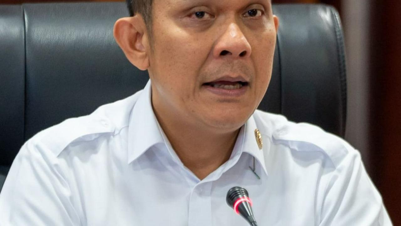 “Sebagai perlindungan jaminan sosial bagi guru-guru kita,” jelasnya.<br>