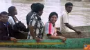 Citizen6, Malaka: Sungai Benenain meluap warga gunakan sampan di Malaka Barat Belu, NTT, Rabu (20/4).