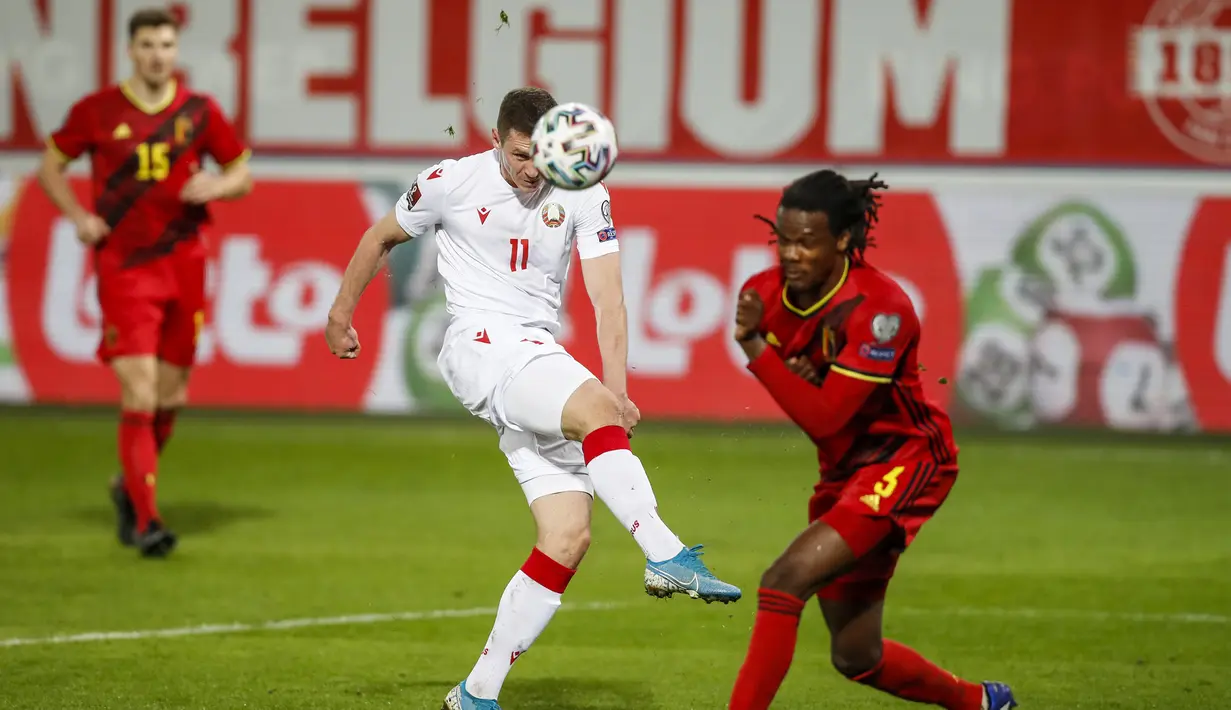 Striker Belarusia, Nikolai Signevich (tengah) melepaskan tendangan saat menghadapi Belgia dalam laga Kualifikasi Piala Dunia 2022 Zona Eropa Grup E di King Power Stadium, Belgia, Selasa (30/3/2021). Belarusia kalah 0-8 dari Belgia. (AP/Francisco Seco)