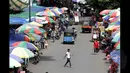 Pedagang kaki lima (PKL) yang berada di pinggir jalan membuat kawasan Pasar Asemka menjadi tidak teratur, Jakarta, Jumat (6/2/2015). (Liputan6.com/Faizal Fanani)