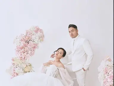 Meli dan Gunawan tampil dalam busana serba putih. Penampilan dua pedangdut muda ini langsung tuai banyak pujian dari para fansnya. (instagram.com/marimotto.studio/gunawan.lida2020/lida_meli04)