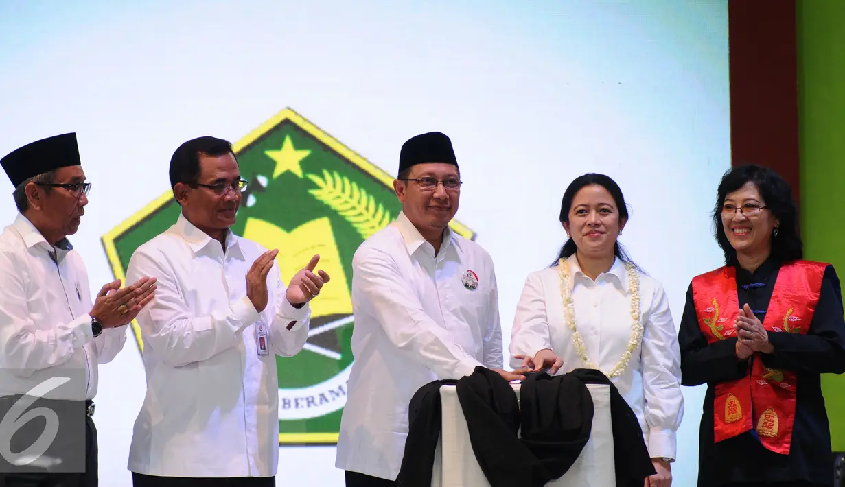 Menteri Agama, Lukman Hakim Saifuddin (tengah) bersama Menko PMK, Puan Maharani menekan tombol Deklarasi Gerakan Nasional Revolusi Mental Dimulai dari Pendidikan di Senayan, Jakarta, Selasa (15/12/2015). (Liputan6.com/Helmi Fithriansyah)