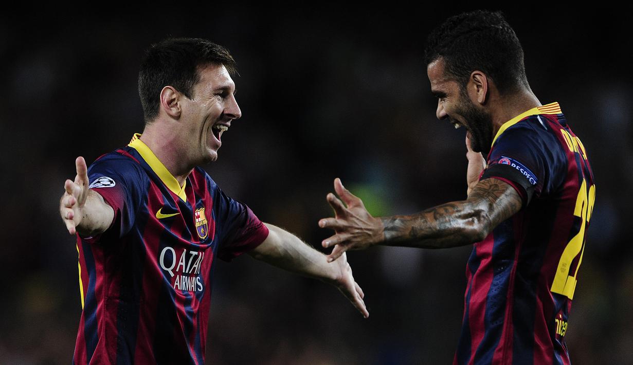 4. Dani Alves - Alves merupakan salah satu pemain yang punya koneksi sangat baik dengan Messi. Keduanya bahkan terlihat seperti punya telepati, sehingga sangat apik saat bekerja sama di lapangan. Alves seperti partner Messi di wilayah sayap lapangan.(AFP/Josep Lago)