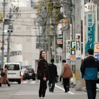 Gaya santai, namun tetap memesona ala Luna Maya saat berada di Jepang. Ia mengenakan kaus bercorak garis hitam-putih, yang dilayer dengan kemeja lengan panjang berwarna wine, ditambah sleeveless puffer jacket hitam. Ia padukan gayanya dengan legging hitam dan sneakers putih. Foto: Instagram.