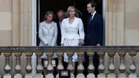 Ivanka Trump dan Jared Kushner melihat dari balkon ketika Presiden AS Donald Trump dan Ibu Negara AS Melania Trump tiba untuk upacara penyambutan di Istana Buckingham. (Adrian DENNIS / AFP)