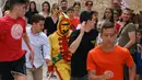Pria berkostum setan mengejar kerumunan orang pada tradisi 'setan melompati bayi' atau disebut juga El Salto del Colacho di desa Castrillo de Murcia, bagian utara Spanyol, 23 Juni 2019. Festival dimulai ketika kerumunan orang termasuk para orang tua dari bayi-bayi sudah berkumpul. (CESAR MANSO/AFP)