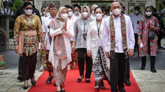 Ketua Umum Dekranas Wury Ma’ruf Amin dan Menteri Koperasi dan UKM membuka Cerita Kriya bertajuk "Perajin Berdaya, Indonesia Bangkit" di Gedung Art Bali, Bali Collection, Nusa Dua, Kamis (8/9/2022). (Humas Kemenkop UKM)