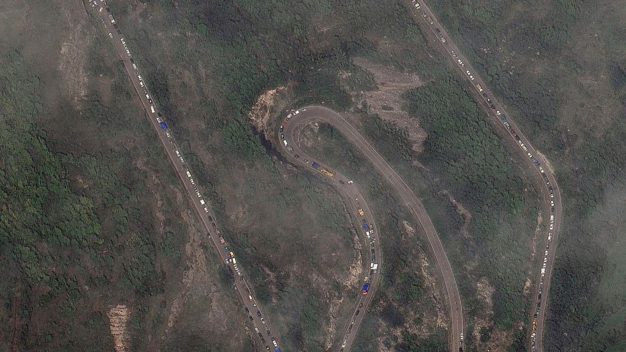 Kemacetan panjang kendaraan warga yang meninggalkan Nagorno-Karabakh juga dapat terpantau dari satelit Maxar.