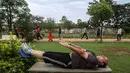 Pria India melakukan kegiatan olah tubuh yoga di sebuah taman di kota Mumbai, India. (EPA/Divyakant Solanki))