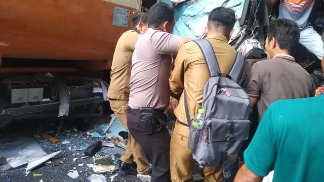 Penampakan horornya kecelakaan bus di Lampung yang tewaskan 8 penumpang
