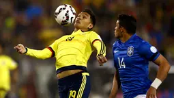 Penyerang Kolombia, Teofilo Gutierrez (kiri) mengontrol bola dari kejaran bek Brasil Thiago Silva saat pertandingan Copa Amerika 2015 di Estadio Monumental, Santiago, Chile, Kamis (18/6/2015). Kolombia menang 1-0 atas Brasil. (REUTERS/Ricardo Moraes)
