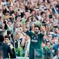 Kiper Juventus Gianluigi Buffon menyapa para suporter setelah pertandingan melawan Hellas Verona pada lanjutan Liga Serie A Italia di Stadion Allianz di Turin, (19/5). Juventus menang 2-1 atas Hellas Verona. (AP Photo/Alessandro Di Marco)