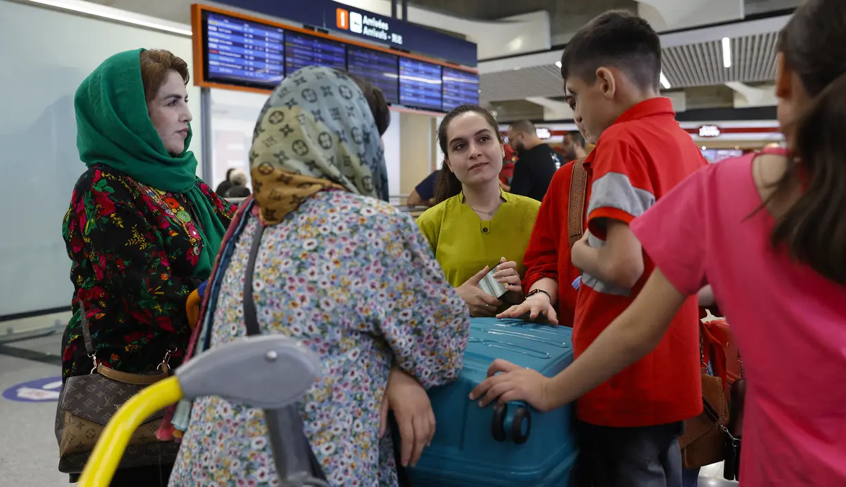 Mereka melarikan diri ke negara tetangga, Pakistan, untuk mencari perlindungan sementara. Dari sana, pihak berwenang Prancis mengatur evakuasi mereka. Salah satu dari mereka ditemani oleh tiga orang anak. (Geoffroy VAN DER HASSELT / AFP)