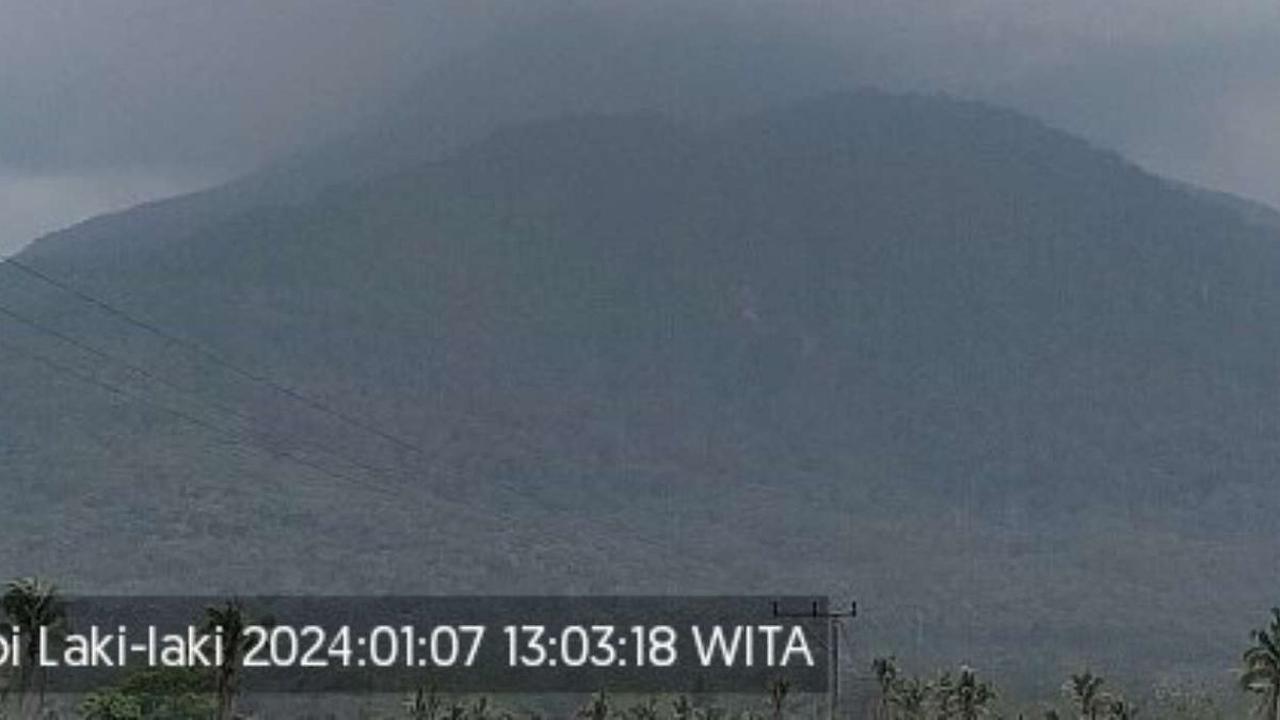 Dengan adanya empat lubang baru, Gunung Lewotobi kini memiliki lima lubang yang terus mengeluarkan gas vulkanik.<br>
