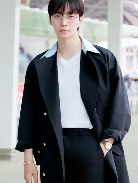 Sebelum terbang ke Jenewa, Lee Junho menampilkan busana bandara yang sempurna namun bersih. Ia memadukan long coat hitamnya dengan the iconic Piaget Polo Date [Dok/Piaget]
