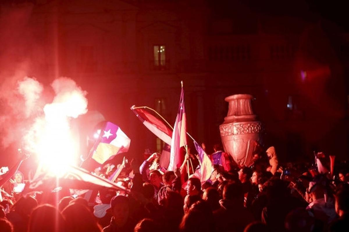 Bentrokan sengit polisi vs suporter hiasi pesta juara Chile