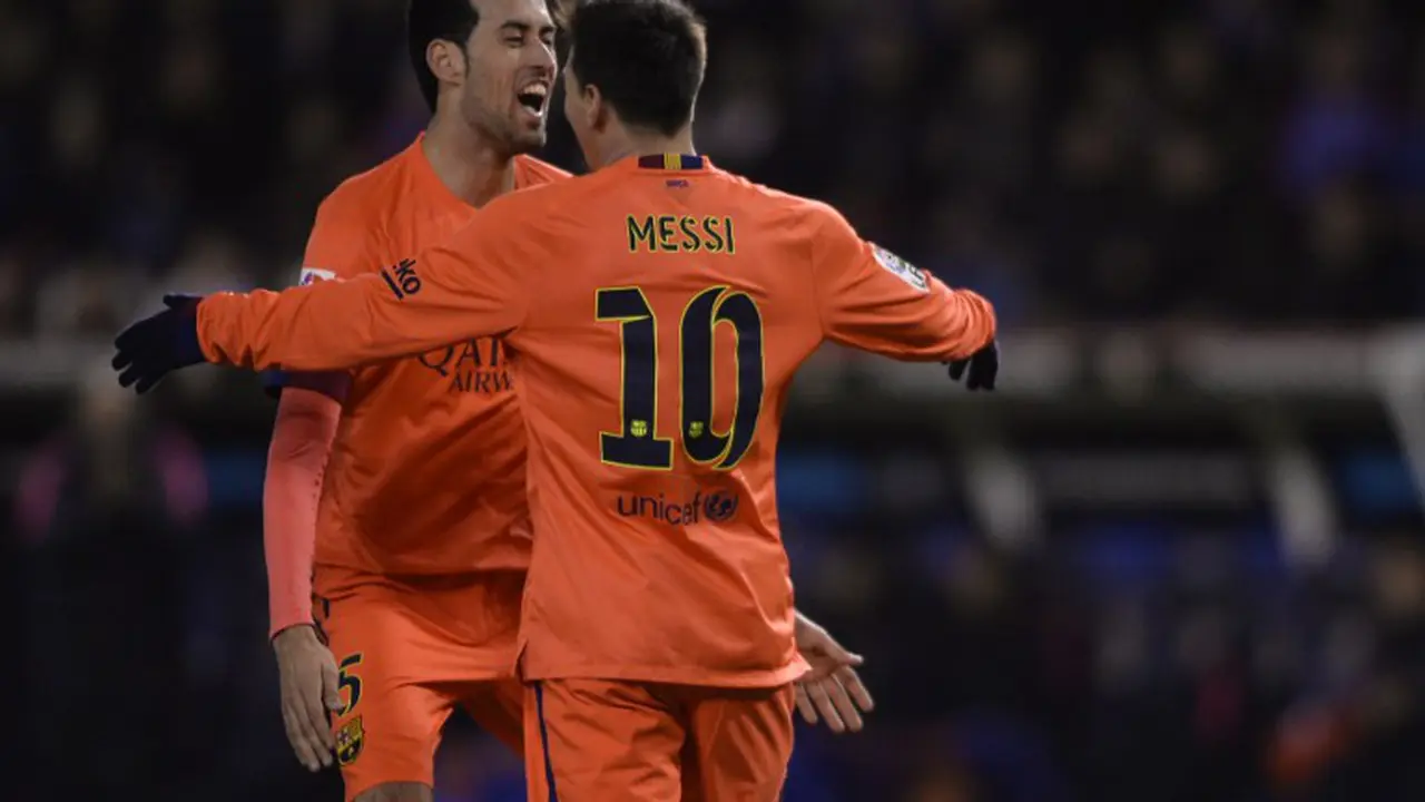 Aksi Messi membobol gawang La Coruna (Reuters)