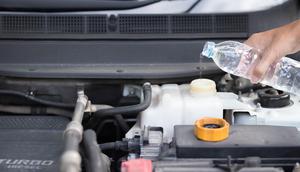 Isi air radiator pakai cairan radiator atau coolant.