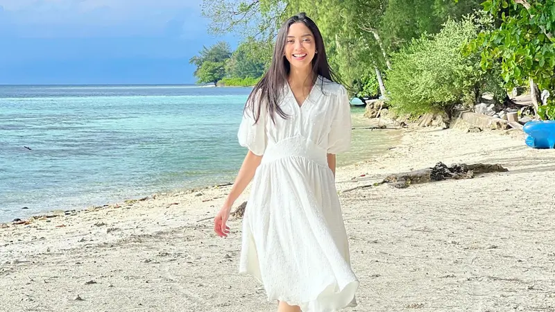 Tampil Awet Muda, Ini 6 Gaya Menawan Ririn Dwi Ariyanti di Pinggir Pantai