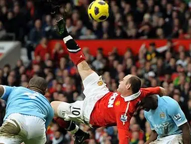 Wayne Rooney melepaskan tendangan salto yang menghasilkan gol sensasional sekaligus penentu kemenangan MU atas Manchester City 2-1 dalam laga derby di Old Trafford, 12 Februari 2011. AFP PHOTO/ANDREW YATES