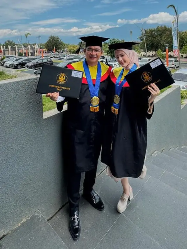 Potret Kompak Pasha Ungu dan Adelia Pasha saat wisuda bersama.