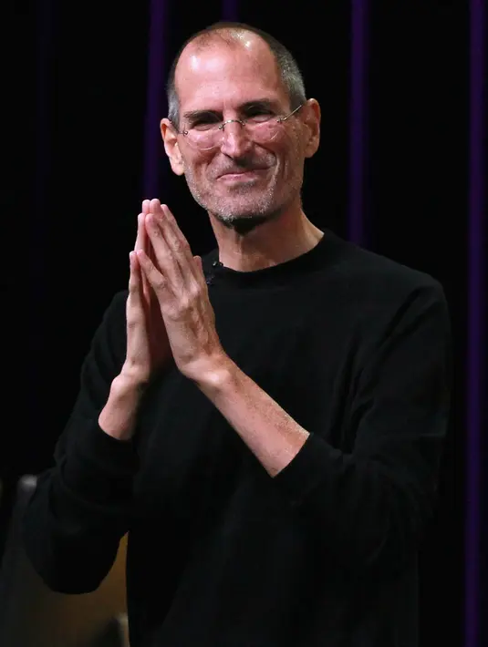 Steve Jobs tak punya rumah   saat kuliah. Ia bahkan   mengembalikan botol cola untuk   menambah biaya. (JUSTIN SULLIVAN   / GETTY IMAGES NORTH AMERICA /   AFP)