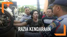 Seorang wanita tak terima motornya diangkut saat razia di Tanah Abang. Ia memprotes hingga sempat memukul dan menampar petugas Dinas Perhubungan.