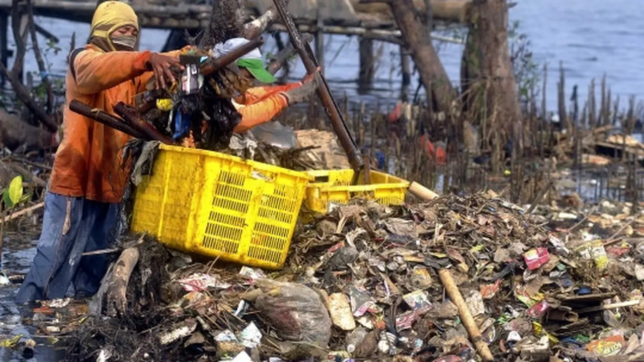 Melihat aksi para penjaga kebersihan pantai