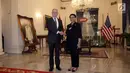 Menlu RI Retno Marsudi berjabat tangan dengan Menhan AS, Jim Mattis saat melakukan pertemuan, Jakarta, Senin (22/1). Menlu mengatakan, salah satu isu yang dibicarakan dalam pertemuan yaitu pengembangan regional Indo-Pasifik. (Liputan6.com/Arya Manggala)
