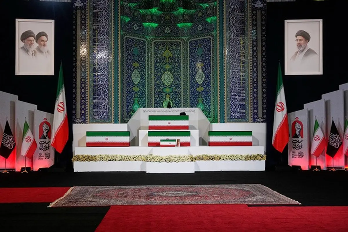 Peti jenazah mendiang mantan Pemimpin Tertinggi Iran Ayatullah Ali Khamenei (tengah, paling atas) bersama peti jenazah sejumlah anggota keluarganya disemayamkan di Grand Mosalla, Teheran, pada Jumat (3/7/2026).