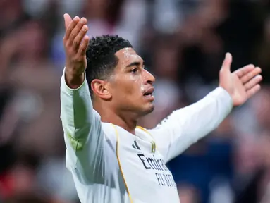 Pemain Real Madrid, Jude Bellingham, melakukan selebrasi setelah mecetak gol ke gawang Juventus pada matchday 3 fase liga Liga Champions 2025/2026 di Stadion Santiago Bernabeu, Kamis (23/10) dini hari WIB. (AP Photo/Manu Fernandez)