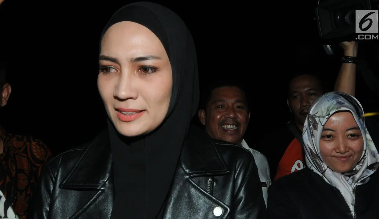 Model asal Manado, Fenny Steffy Burase seusai menjalani pemeriksaan di gedung KPK, Jakarta, Rabu (18/7). Steffy Burase diperiksa terkait kasus alokasi dana otonomi khusus (otsus) Aceh tahun anggaran 2018. (Merdeka.com/Dwi Narwoko)